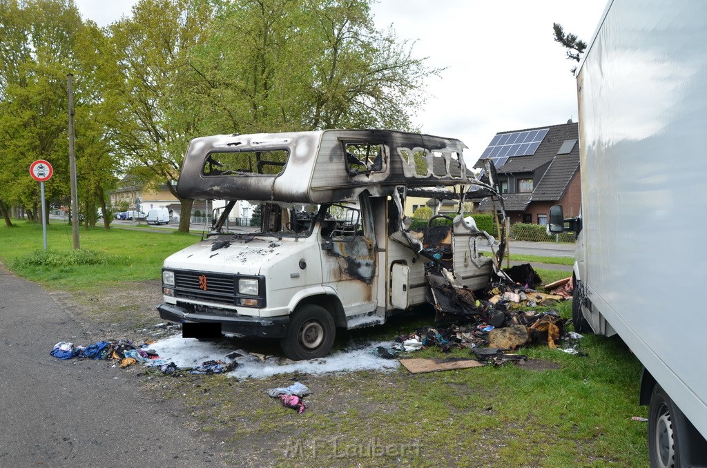 Wohnmobil ausgebrannt Koeln Porz Linder Mauspfad P026.JPG - Miklos Laubert